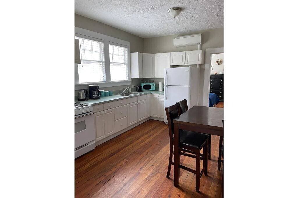 Foto 4 von 17: Spacious Murray Hill Getaway for One or Two