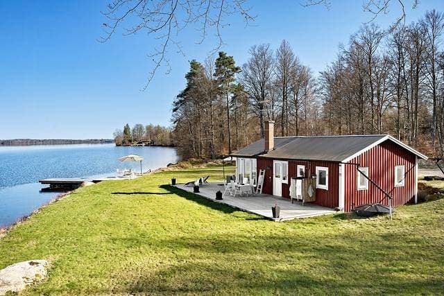 Ferienhaus mit Strandgrundstück, Boot und Anlegestelle in Småland 1
