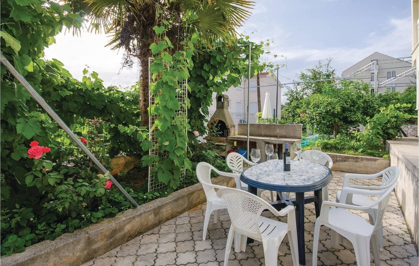 Foto 7 von 17: Gemütliche Ferienwohnung mit Terrasse, Parkplatz und WLAN in der Nähe des Strandes Uvala Bočići