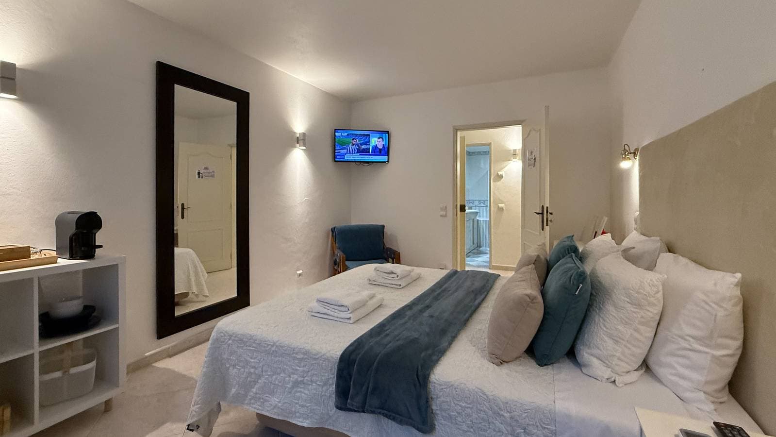 Foto 3 von 33: Sofeelings Quarto 1, Baixa de Albufeira