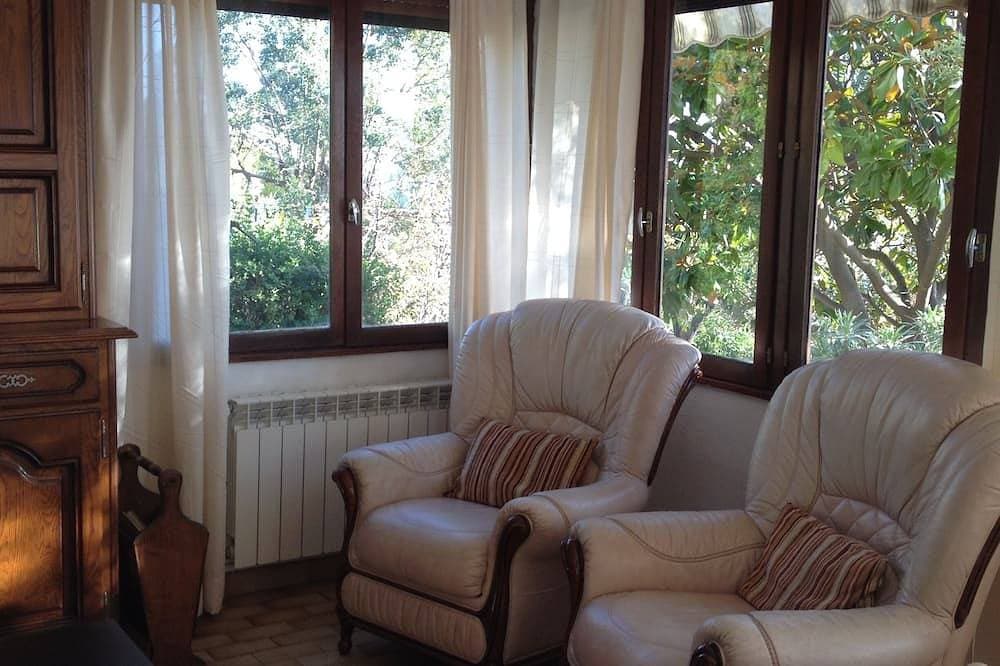 Foto 4 von 16: Erdgeschoss der Villa mit Blick auf die Spitze von Giens