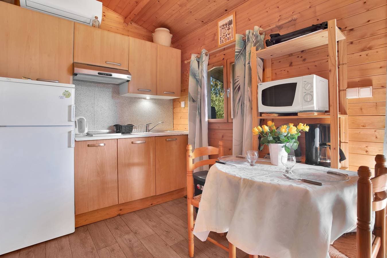 Foto 9 von 24: Chalet „Joli En Bois“ mit privater Terrasse, WLAN und Klimaanlage