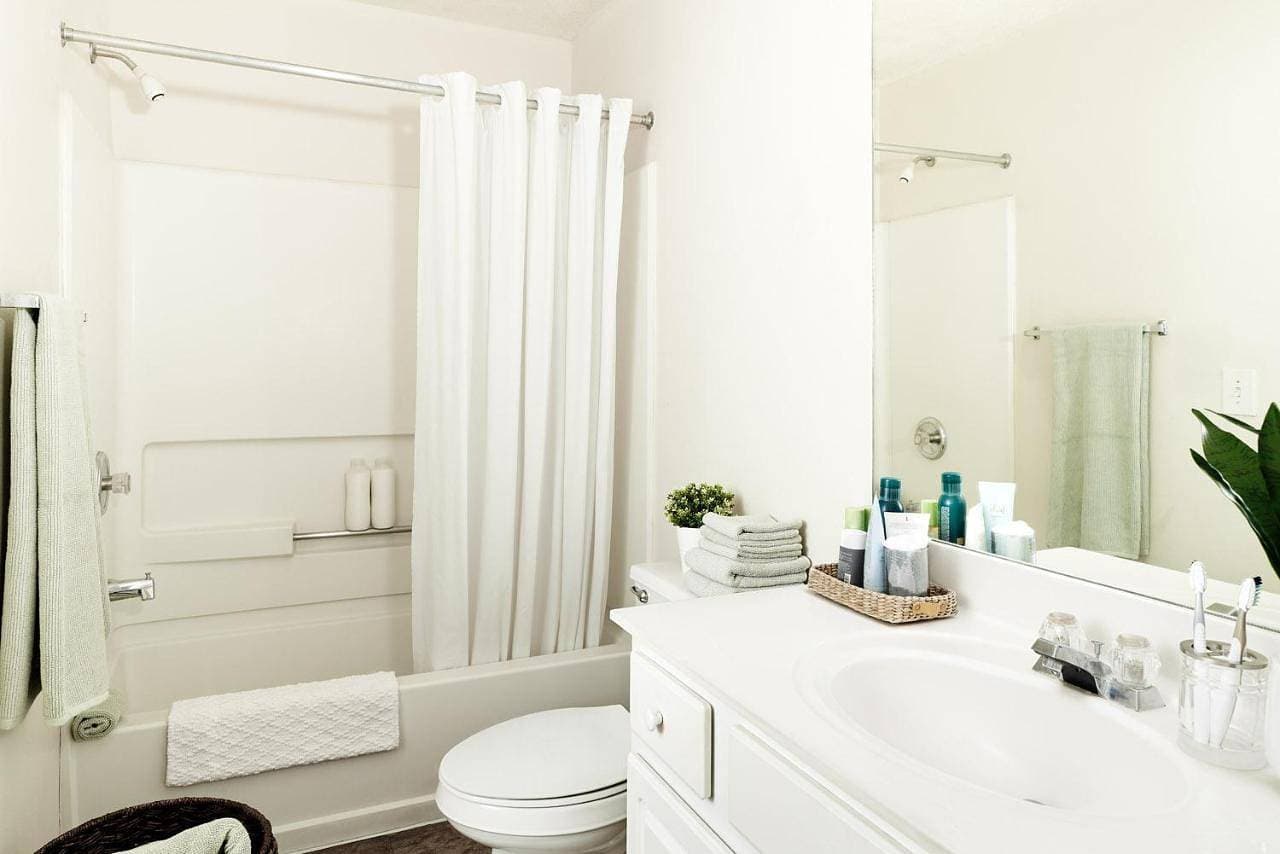Foto 5 von 12: Premium Fully Renovated - 1 Queen Accessible w/Roll In Shower