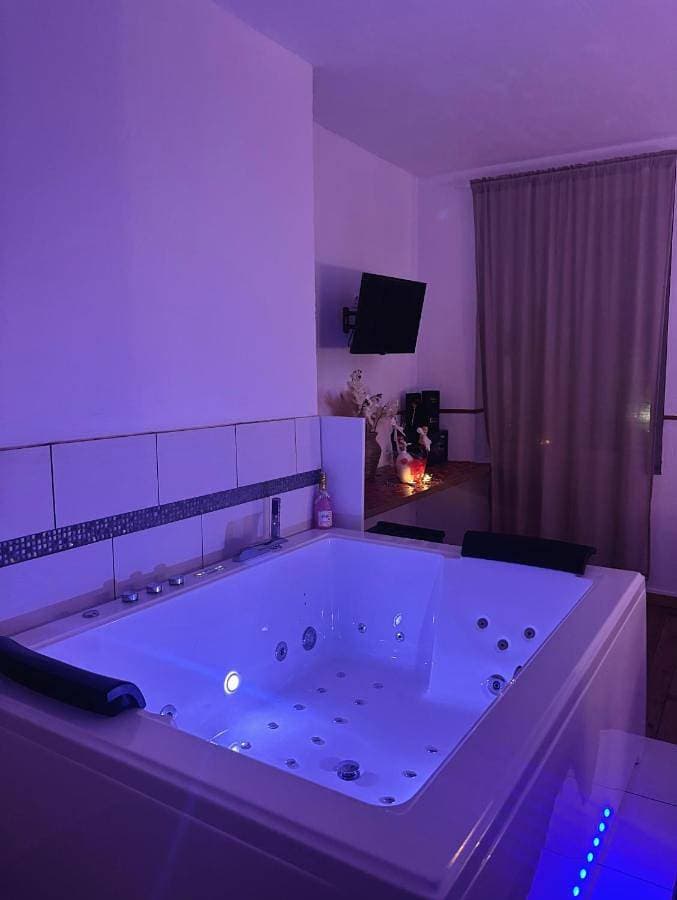 Nali Room 1