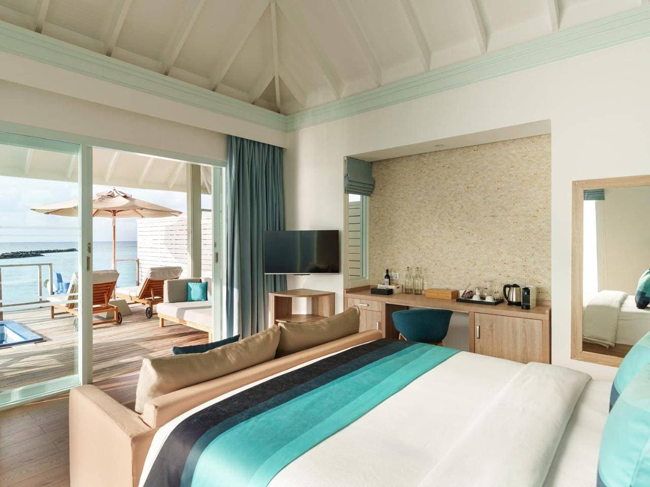 Foto 6 von 11: Water Villa Pool + Slide - Free shared seaplane for 2 guests, minimum 7-night stay