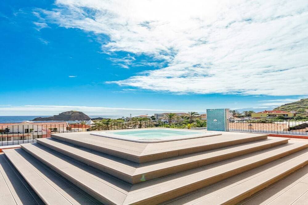 Foto 7 von 18: Sophisticated Studio w/ Balcony near Ocean – Peaceful Relaxation with Breakfast!