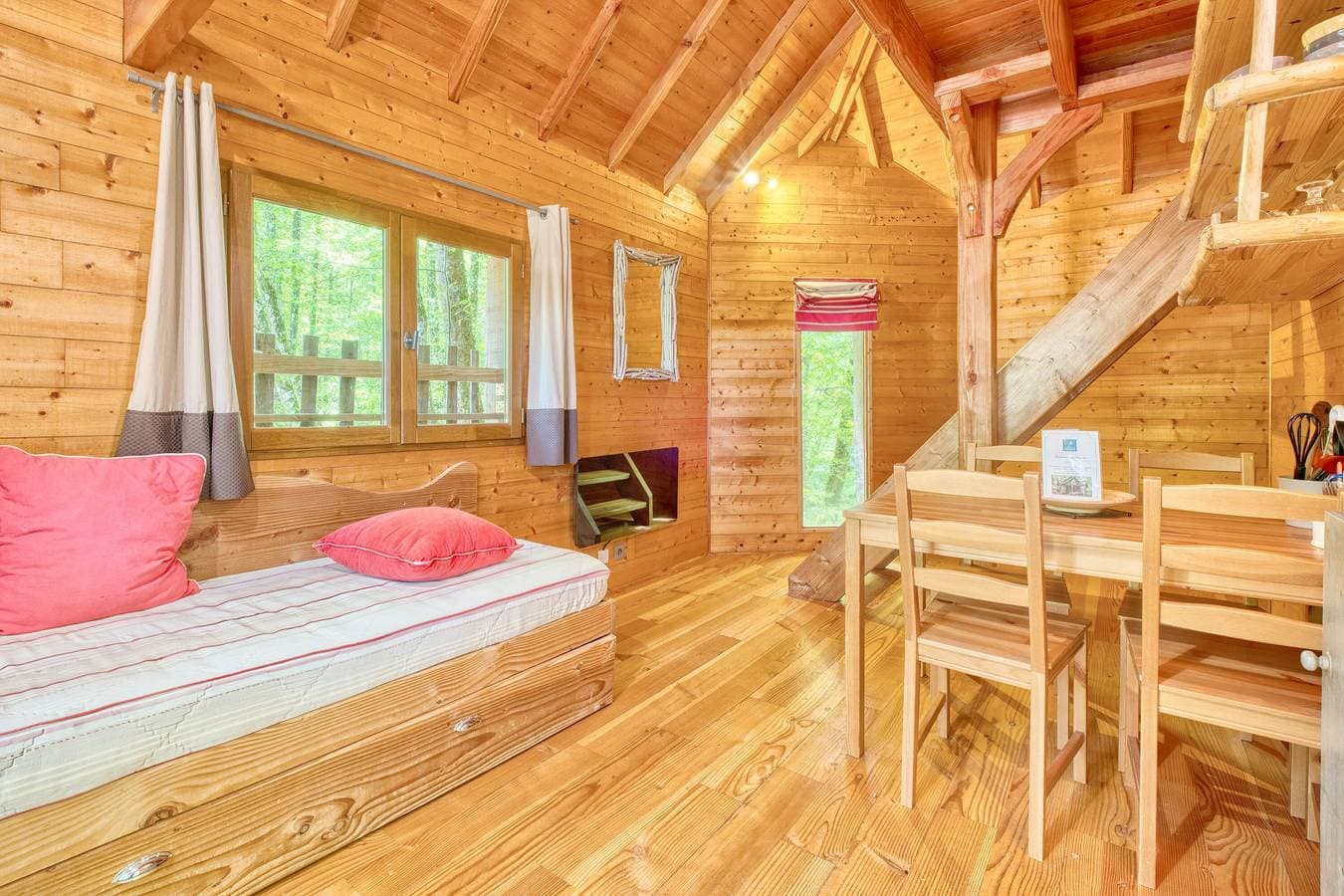 Foto 7 von 27: Cabane Amicie in den Bäumen – Natur-Retreat mit gemeinsamem beheiztem Innenpool