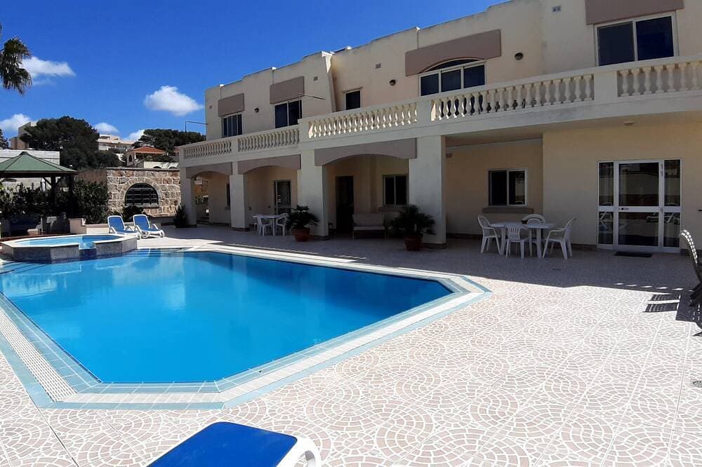 Superb & comfortable 2-bedroom villa apt sleeps 5, swimming pool, AC/WiFi 1