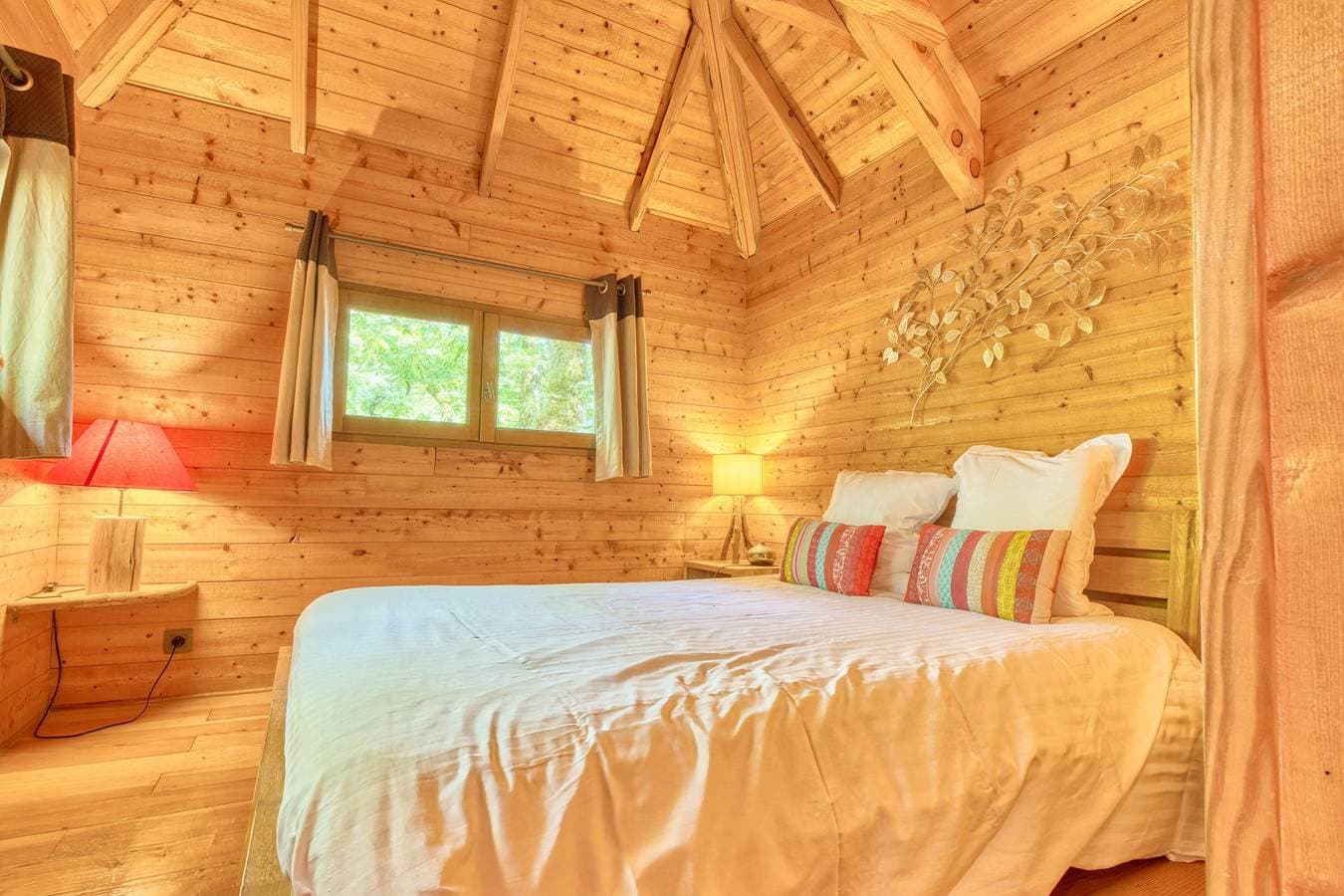 Foto 8 von 27: Cabane Amicie in den Bäumen – Natur-Retreat mit gemeinsamem beheiztem Innenpool