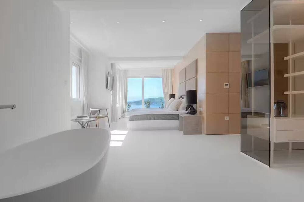 Foto 2 von 30: 1,000 m² Penthouse Retreat in Rafailovići, Budva