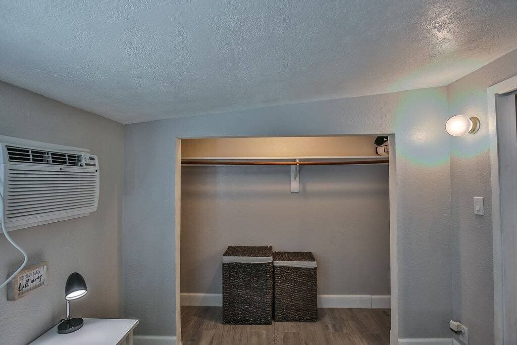 Foto 6 von 23: Modern private in desirable neighborhood