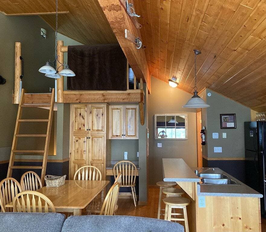 Foto 12 von 22: Dreamy Big White Chalet ski in/ski out with Hot Tub