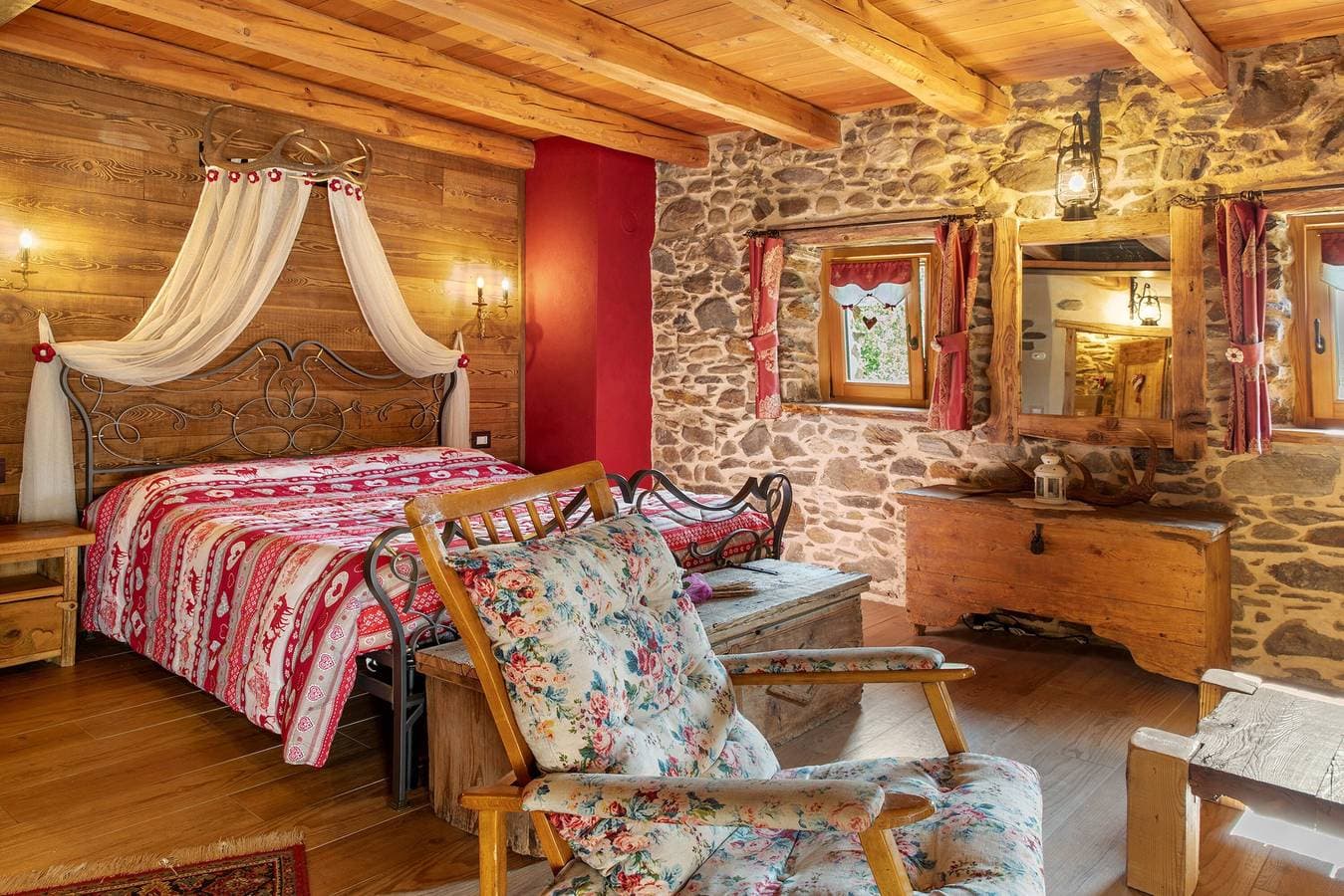 Foto 3 von 53: Apartment im Chalet 'Wohnbereich mit Deluxe-Zimmer' mit Bergblick