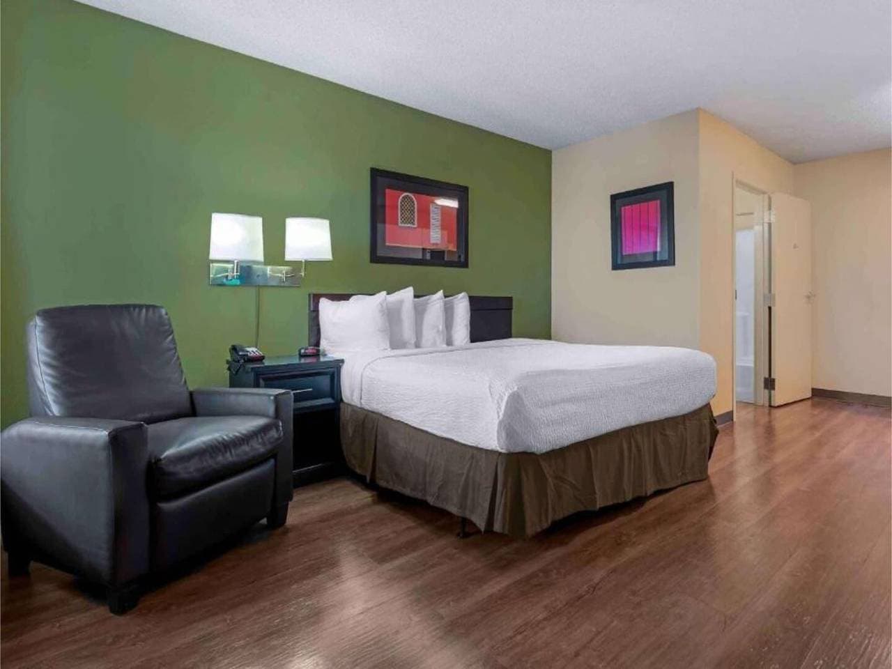 Foto 11 von 18: Entspannendes Studio Sacramento|1 Queen Bett Küche 6 Zimmer