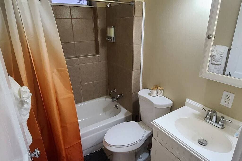 Foto 6 von 11: Dog-Friendly King Apt | Full Kitchen & Laundry