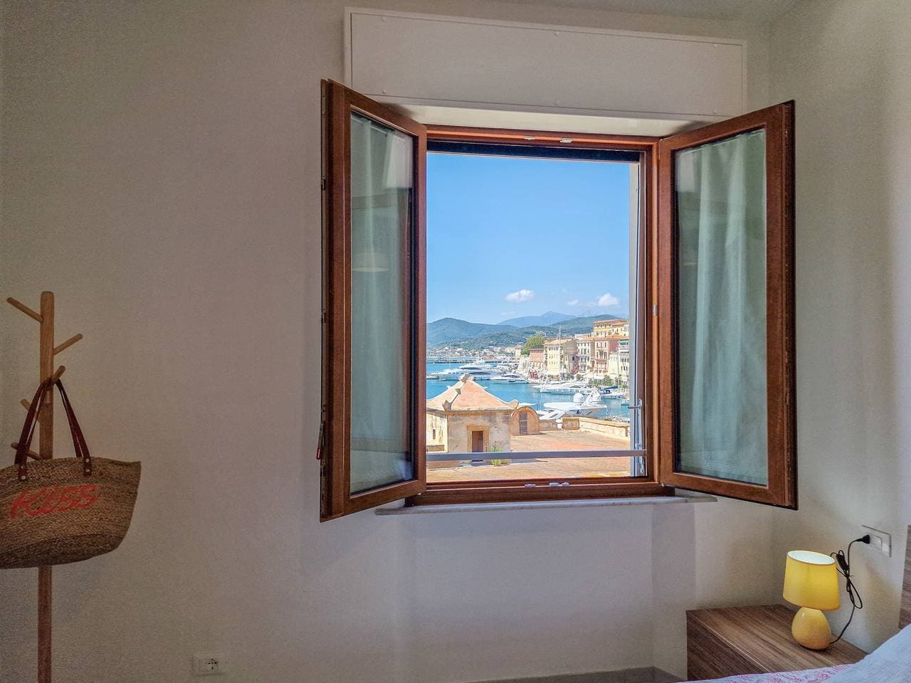 Foto 10 von 42: Apartment 'Porta A Mare Home' mit Klimaanlage im historischen Zentrum von Portoferraio