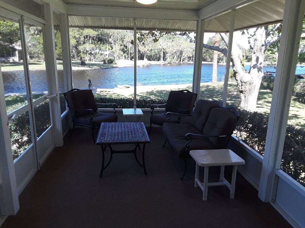 Foto 9 von 51: Alte Homosassa- Flusswasser-Vorderboot-Haus-Eismaschine-Tiefe-Bucht-Vier Kayaks