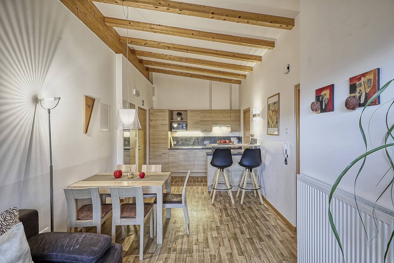 Foto 8 von 29: Ferienwohnung "Feldhof Apfeltraum" mit Salzwasser Pool, Panoramaliegewiese und Balkon