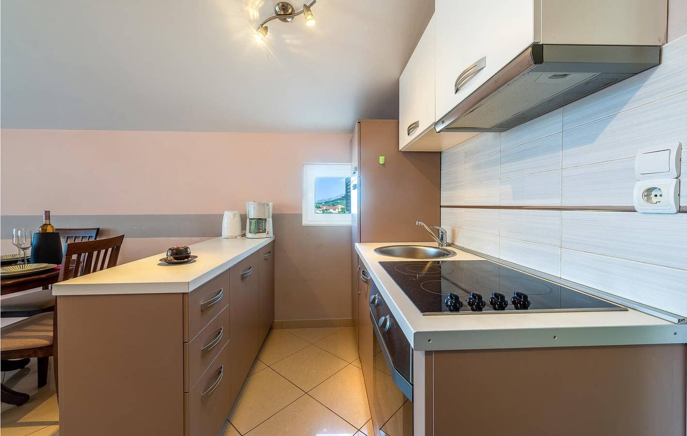 Foto 5 von 23: Apartment mit Meerblick, Terrasse, Küche und WLAN – 1 km zum Strand