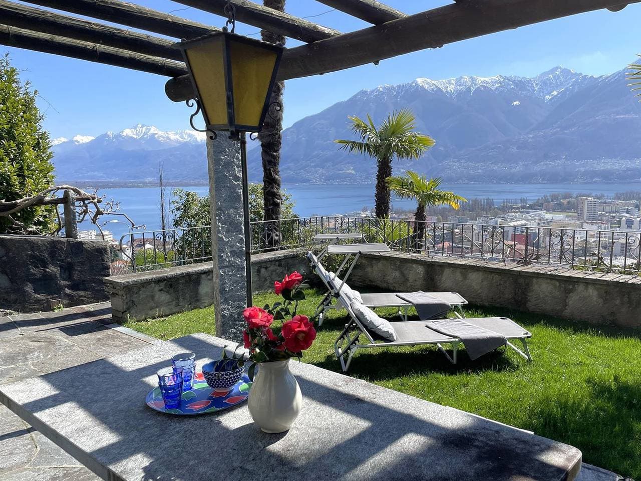 Gartenwohnung mit 180° Seesicht und schöner Aussensitzplatz 1