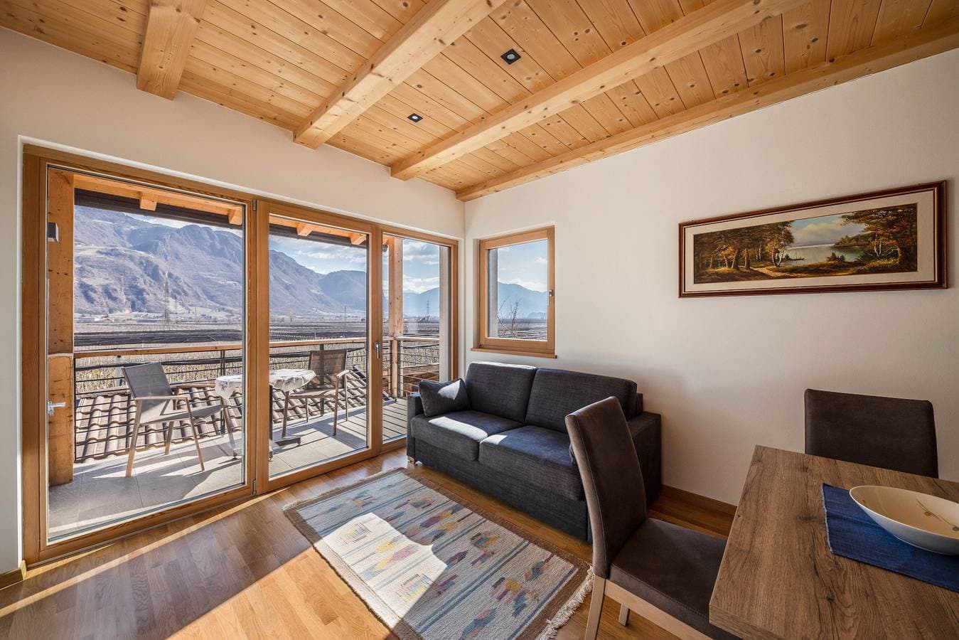 Foto 2 von 25: Helle Ferienwohnung "1 Weger" mit Panoramablick auf die Berge, WLAN & Balkon