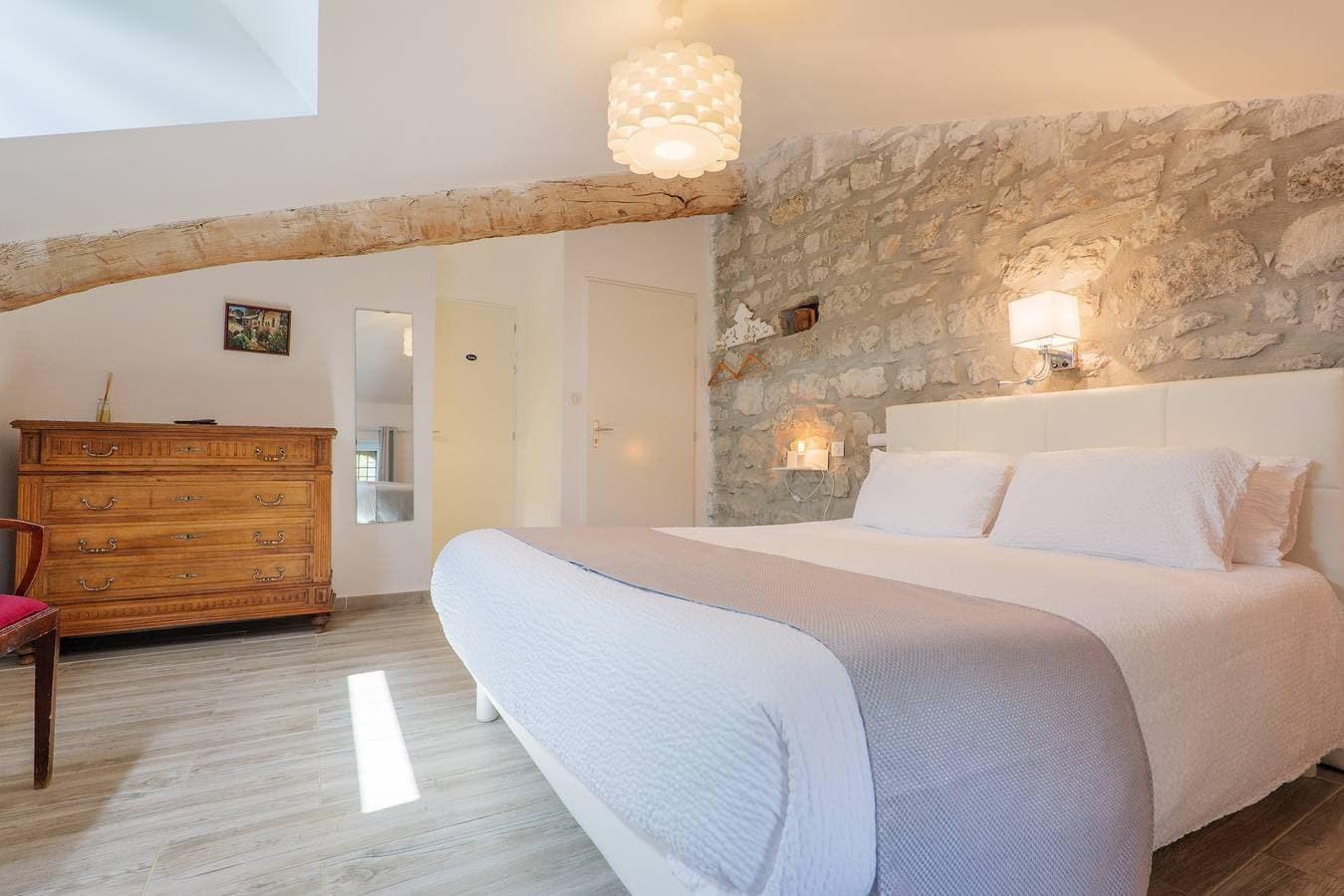 Foto 10 von 22: Gästezimmer 'Chambre Catherine' mit Gemeinschaftspool, WLAN und Klimaanlage
