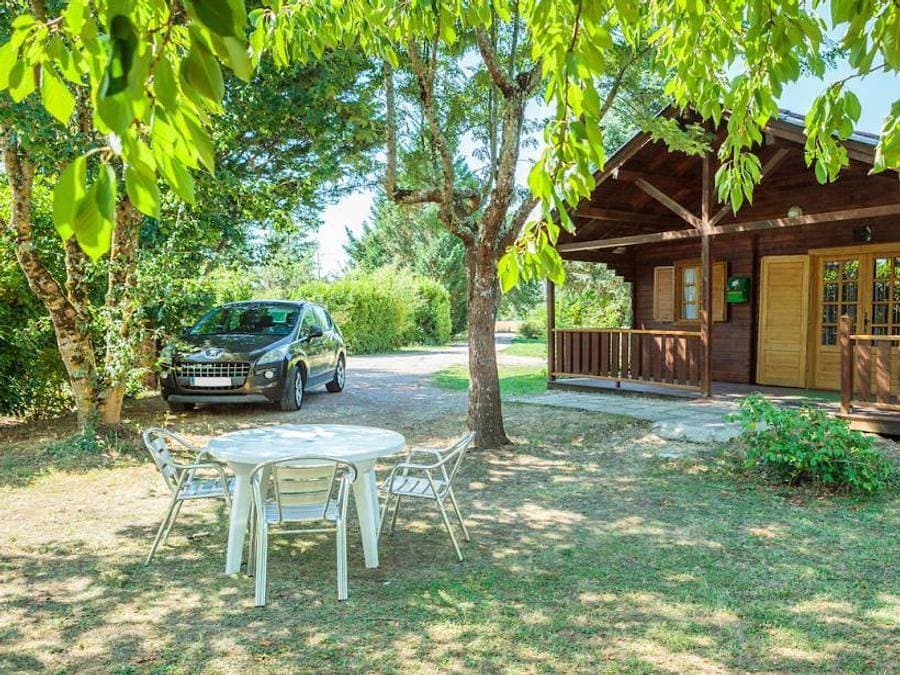 Foto 1 von 44: Les Chalets De Fiolles - Chalet 4 personen - Chalet Pmr Confort - 1 Schlafzimmer - Klimaanlage - TV - BBQ - Reinigung* - 35m2 + überdachte Terrasse von 14m2