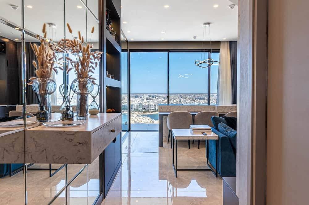 Foto 9 von 30: Skyline Mercury Tower Apartment with Pool Access