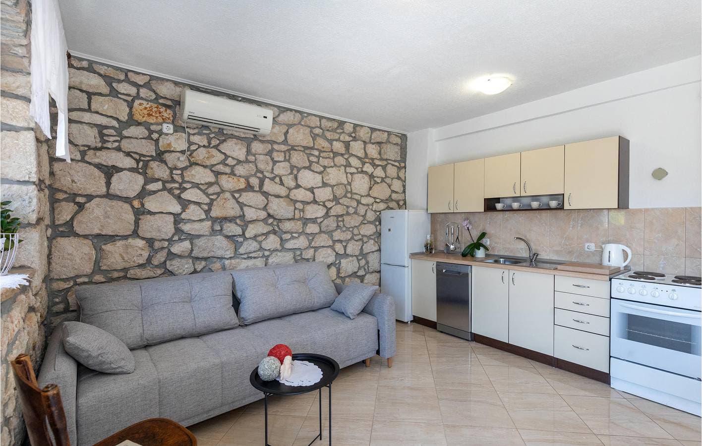Foto 5 von 32: Gemütliche 300 m zum Strand: Klimatisierte Wohnung mit Terrasse und Parkplatz