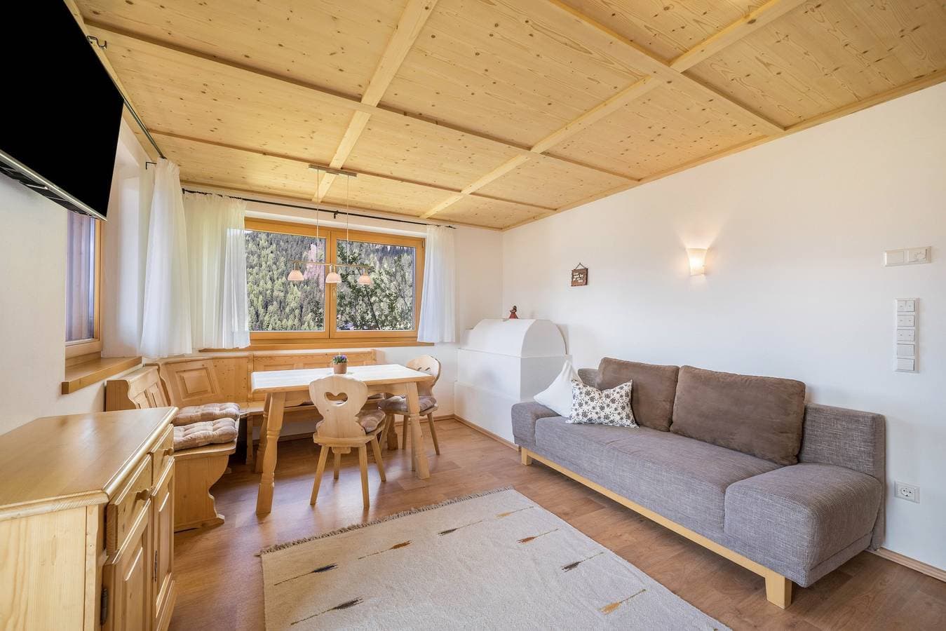Foto 8 von 17: Ferienwohnung 'Matscherhof Nikolaus' mit Bergblick, Gemeinschaftsgarten und Balkon