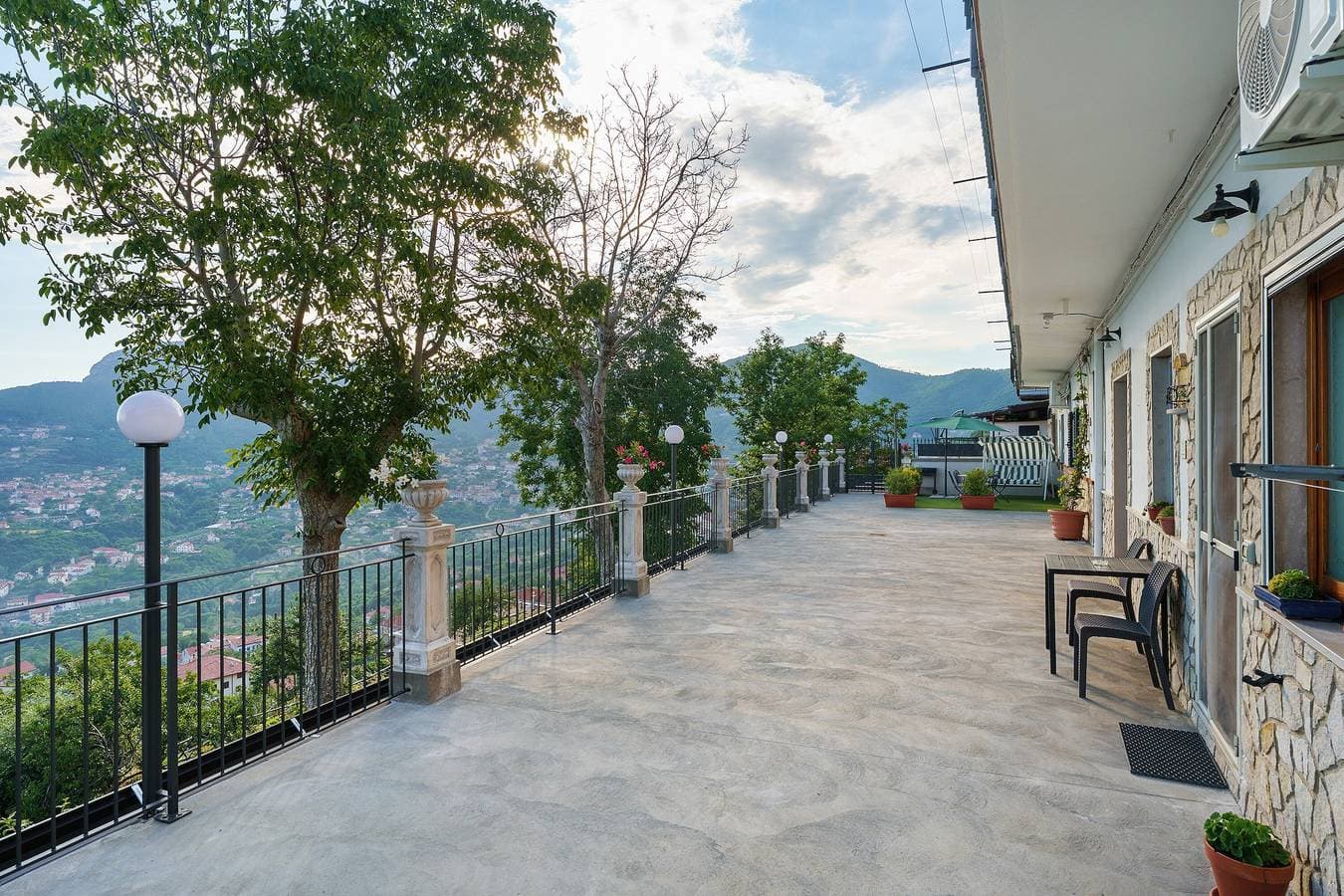 Foto 3 von 28: Ferienwohnung 'Bella Veduta Sun' mit Balkon, Meer- und Bergblick