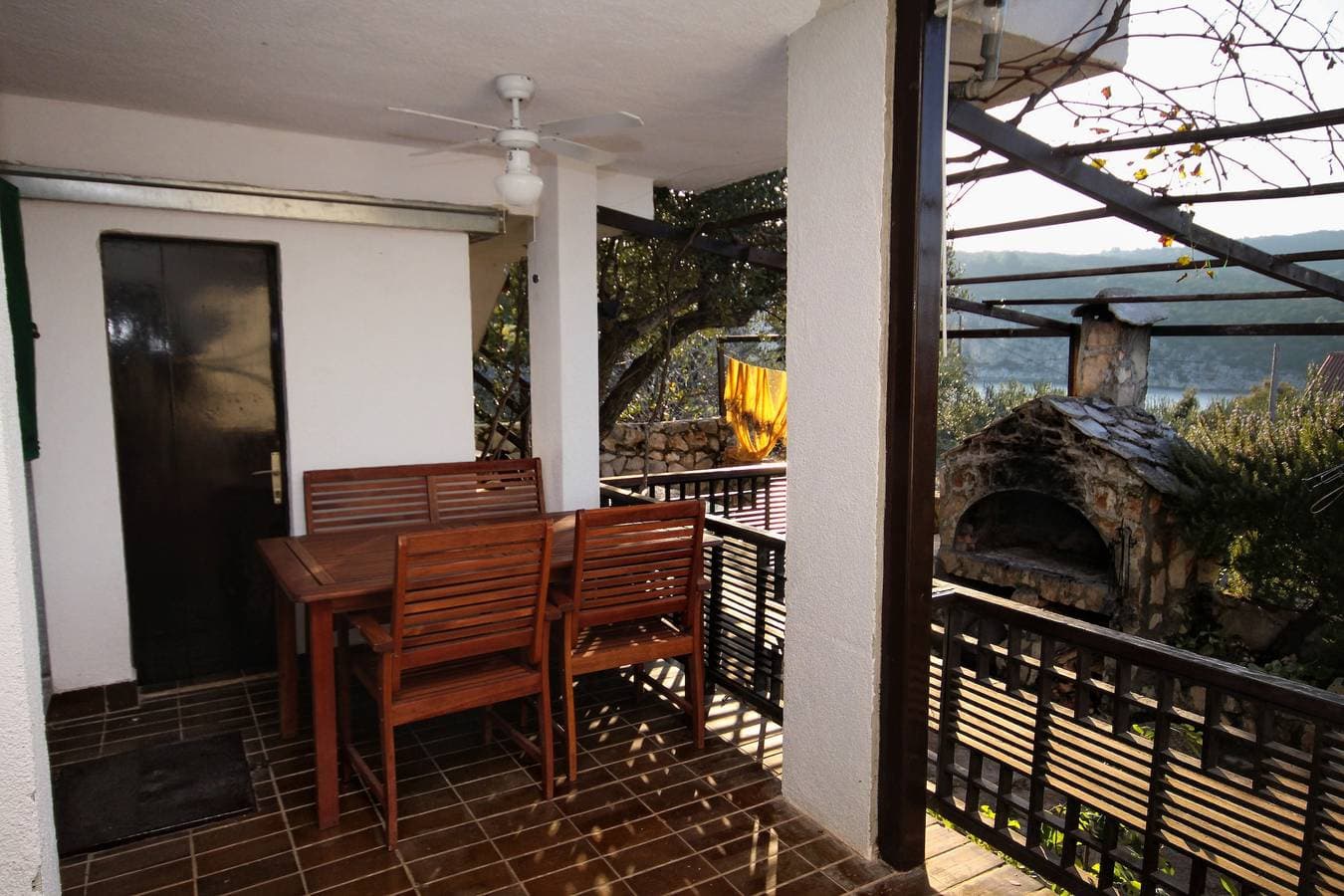 2-Zimmer-Ferienwohnung mit Terrasse und Meerblick Bucht Pokrivenik, Hvar A-5224-a 1