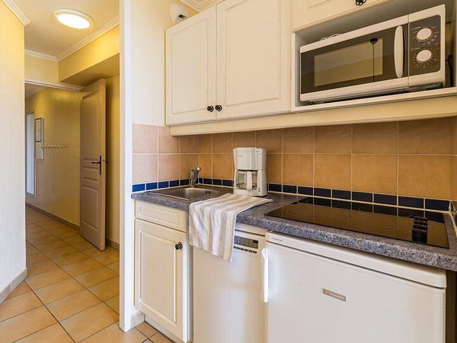 Foto 10 von 45: Pierre & Vacances Résidence Les Restanques du Golfe de Saint-Tropez - Wohnung 4 personen - - 1 Schlafalkoven - Terrasse oder Balkon