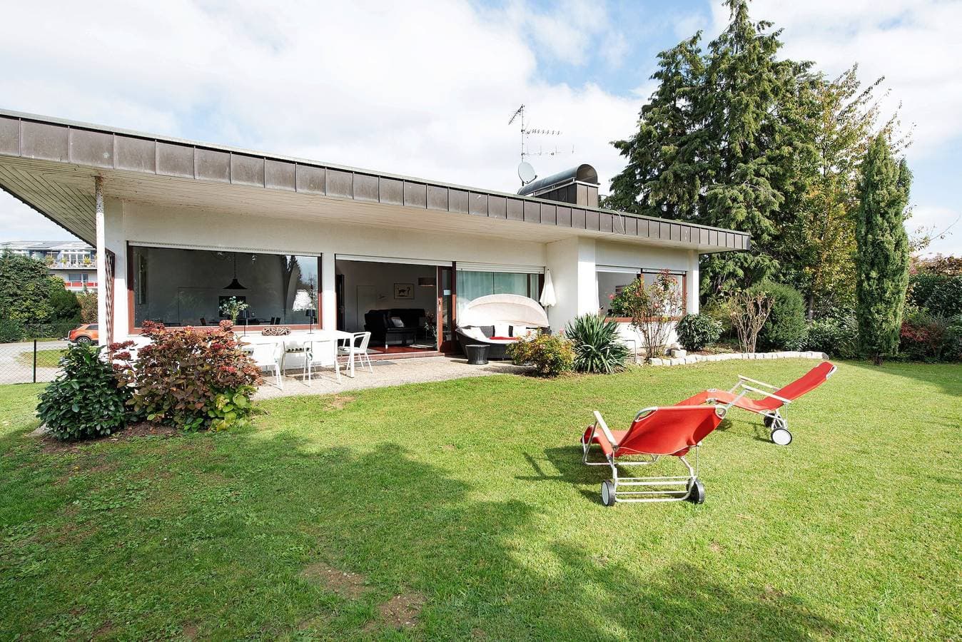 Foto 2 von 33: Bodensee Bungalow - Ferienwohnung 'Souterrain' mit Privatterrasse, Gemeinschaftsgarten und Wi-Fi