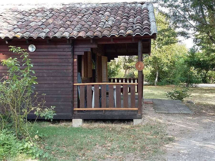 Foto 6 von 44: Les Chalets De Fiolles - Chalet 4 personen - Chalet Pmr Confort - 1 Schlafzimmer - Klimaanlage - TV - BBQ - Reinigung* - 35m2 + überdachte Terrasse von 14m2
