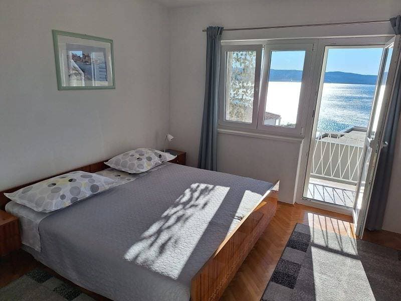 Ferienwohnung in Omiš mit Meerblick, Balkon, Klimaanlage, W-Lan (161-4) 1