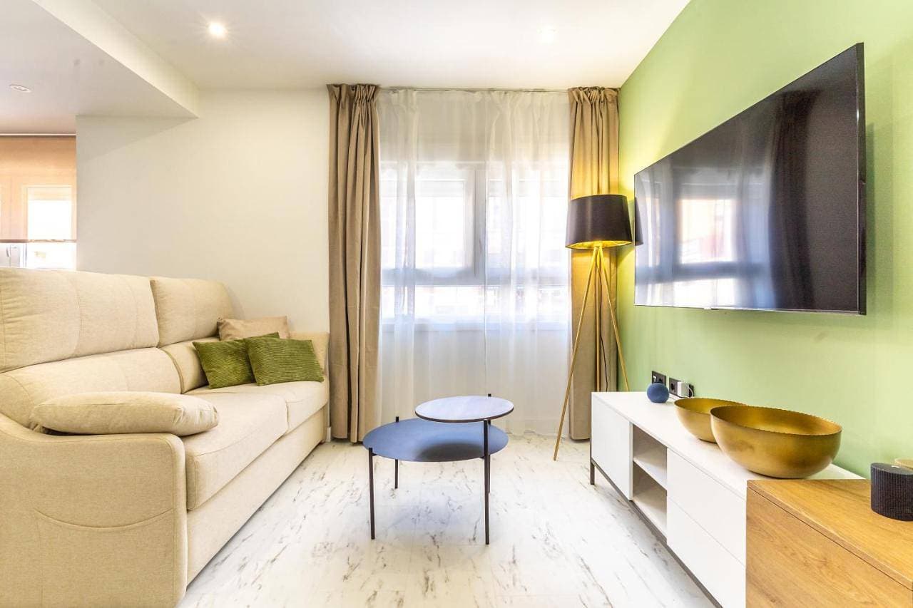 Foto 7 von 45: One-Bedroom Apartment with Street view