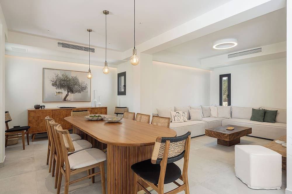 Foto 7 von 30: Nemia luxury villa, 7 Bdr, 7 Br, pool & kiddie pool, beautiful sea views.