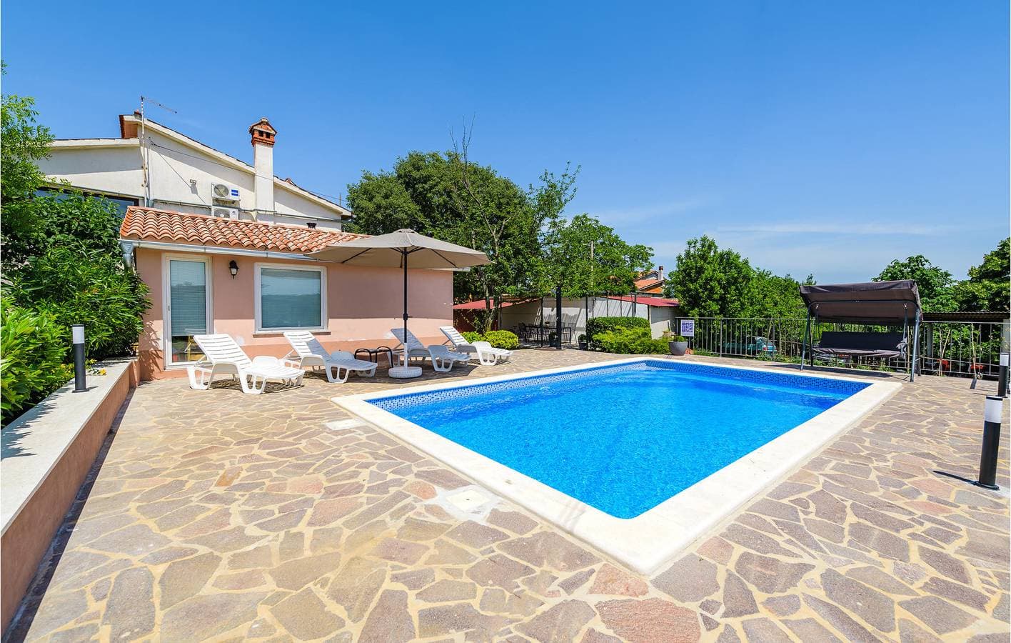 Foto 3 von 37: Reizendes Apartment mit einem Schlafzimmer, Pool, Parkplatz und Terrasse in der Nähe des Flusses Raša