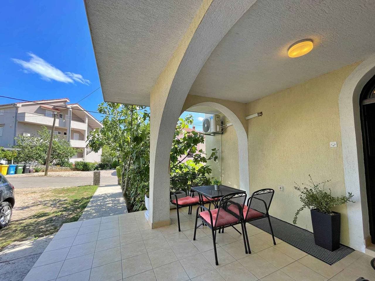 Ferienwohnung mit Terrasse und Klimaanlage 1