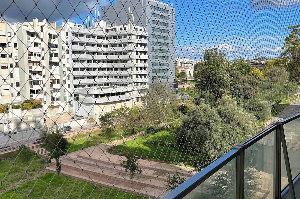 Lisbon - central, modern, with balcony, two suites, garage and security 1