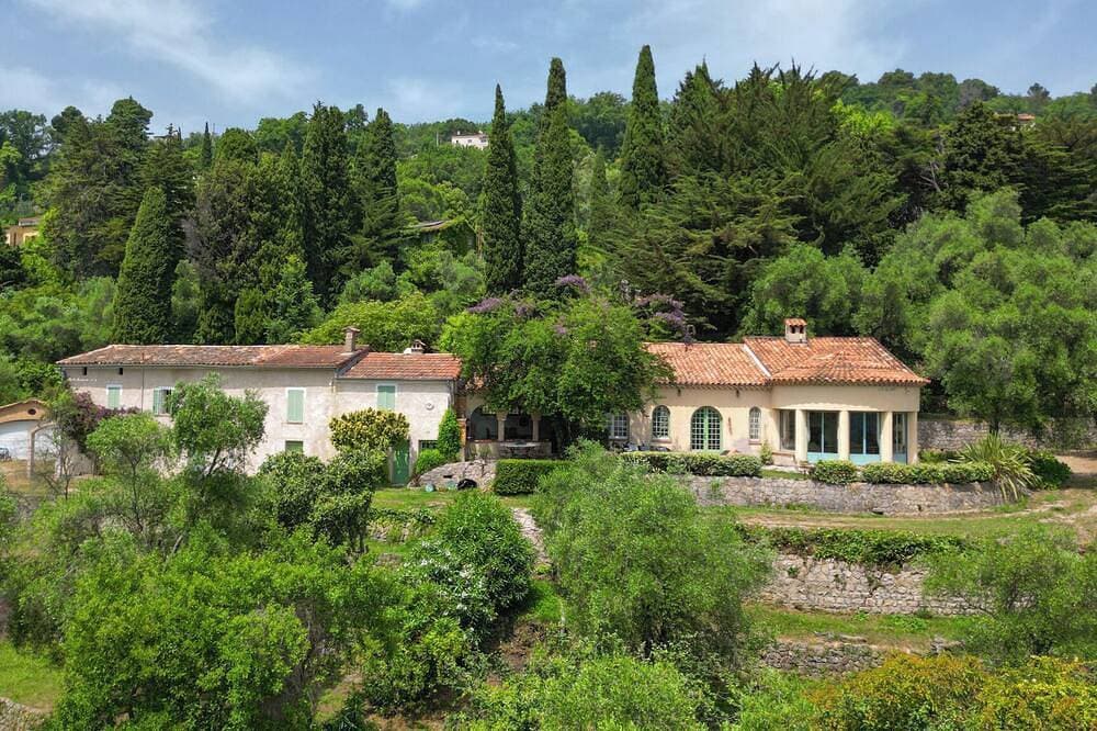 Mas provençal with swimming pool on 3 hectares of terraced land. Pets welcome 1