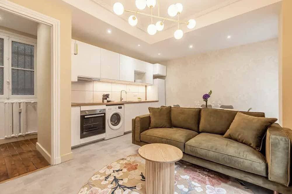 Foto 10 von 16: Stylish City Lights Escape – 2-Bedroom Gem In Central Paris