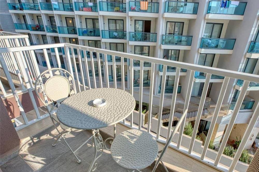 Beautiful seafront 1Br Apt w/Balcony & AC in Qawra 1