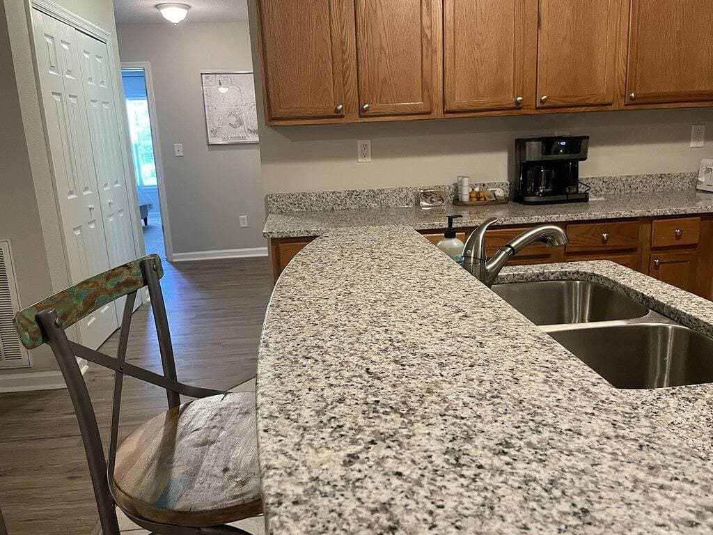 Foto 3 von 11: First Class Lvng - 2Br, 2Ba, cool/cozy