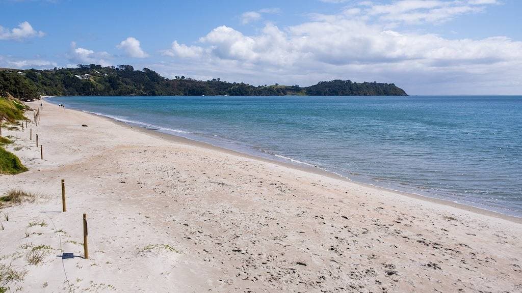 Foto 3 von 30: Erstklassige Strandlage auf Waiheke Island.