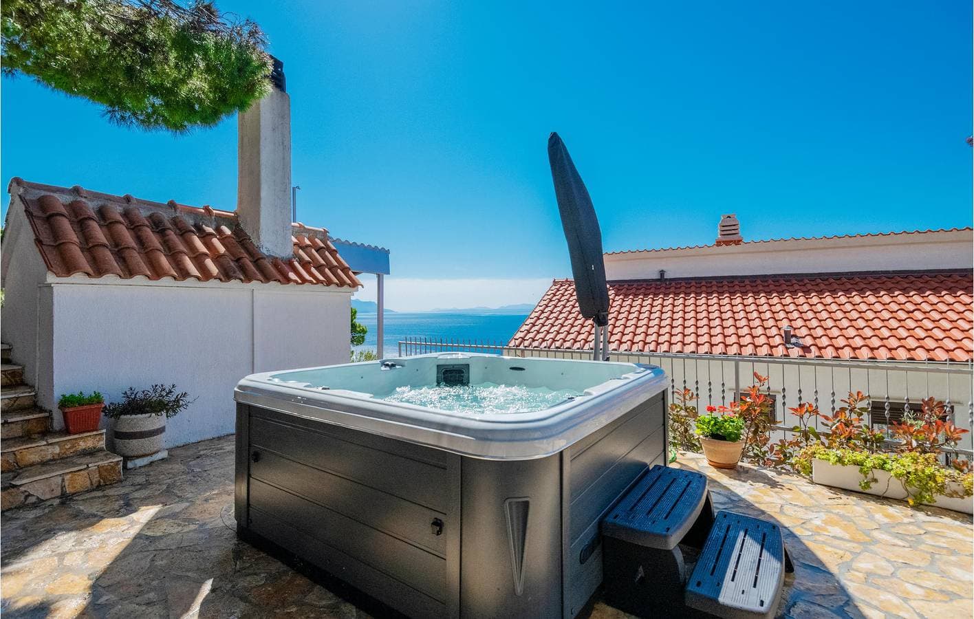 Foto 2 von 36: Geräumige Ferienwohnung mit Terrasse, WLAN und Parkplatz – 2 km vom Strand Juto entfernt