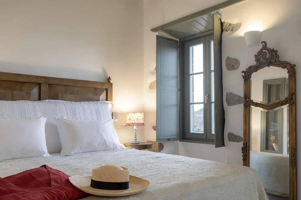 Foto 4 von 23: Endearing Patmos Suite | Phaedra’s Dream Suite | Sea View Room with Plunge Pool