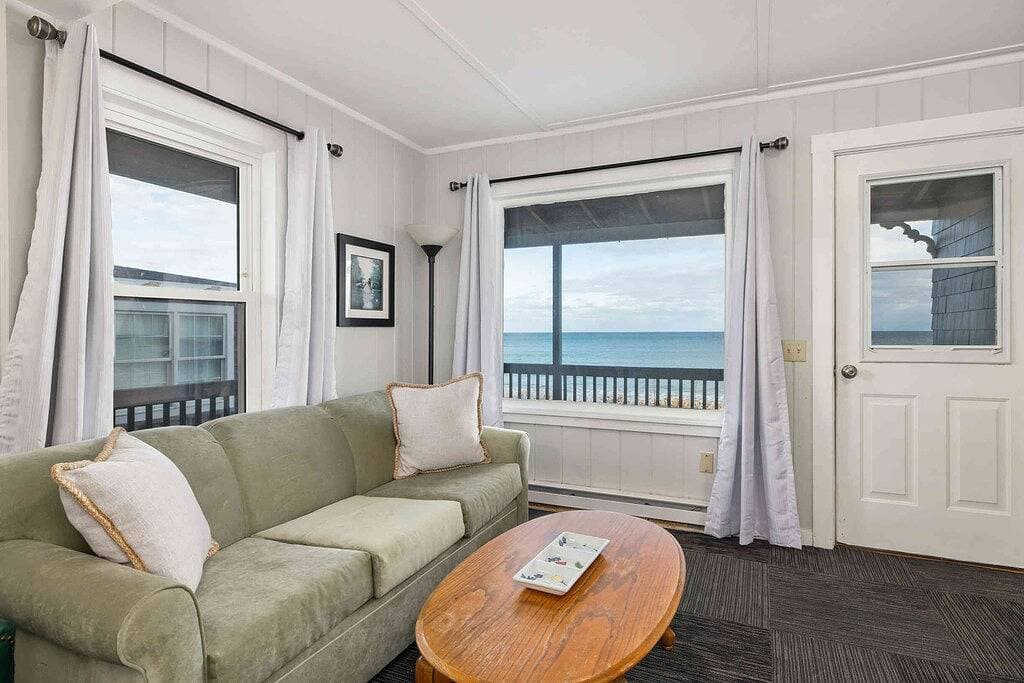 Foto 12 von 24: Beachfront Home-Breathtaking 180 Degree Ocean Sunrises-Sunsets