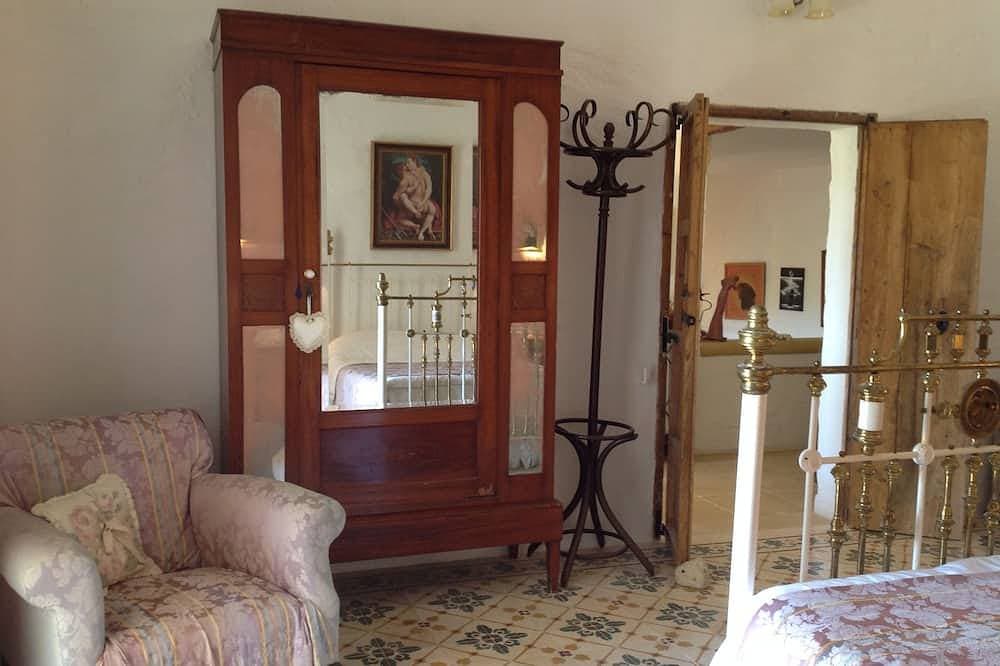 Foto 3 von 12: Nostalgia suite at Dar Tal Kaptan, Ghasri, Gozo. Victorian themed room